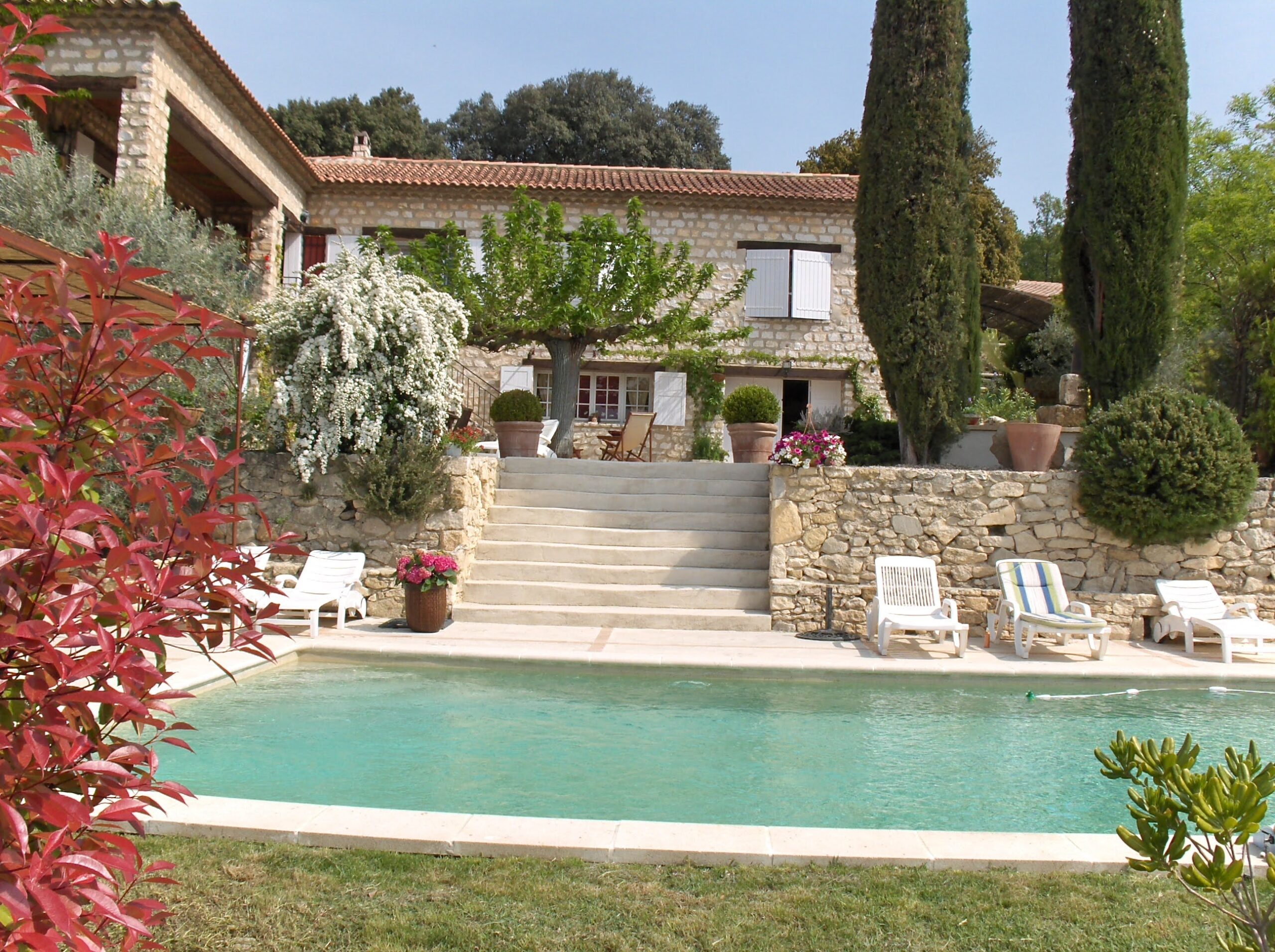 Vue piscine et mas